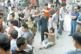 农村大妈上门讨债：背后揭示的农村金融困境